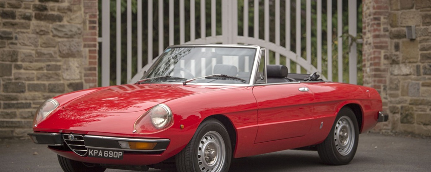 A red Alfa Romeo Spider S2 2000 Veloce