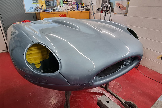opalescent-silver-blue-jaguar-e-type-bonnet-chassis
