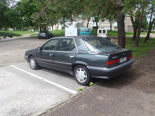 Black Renault 25 parked up