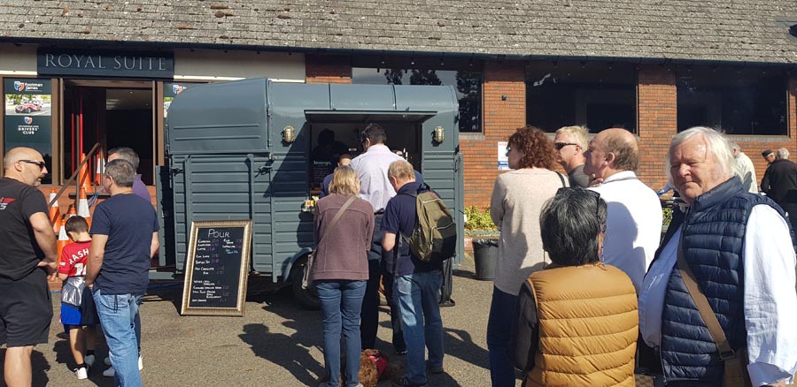 Crowds awaiting coffee