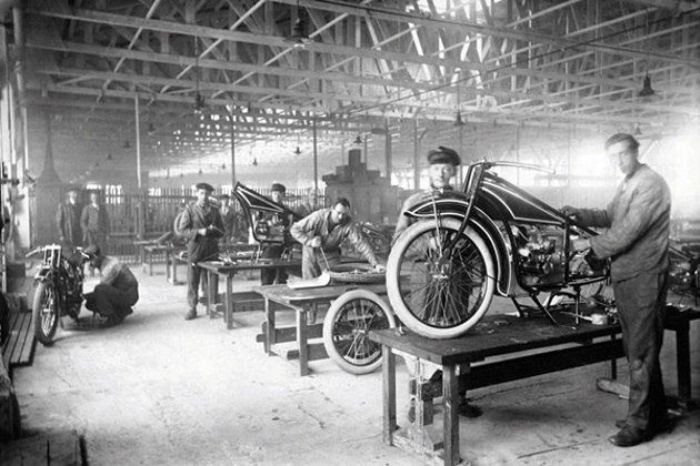 monochrome-mechanics-working-in-the-bmw-factory-building-r32-motorbikes