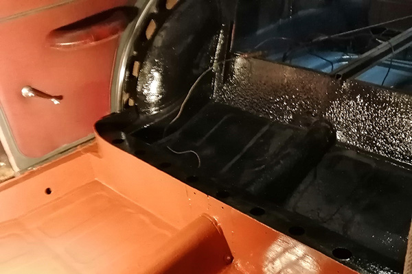 Back seat floor panel of a chassis