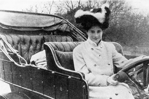 desktop-news-Dorothy-Levitt-first-woman-chauffeur-1905-870x475