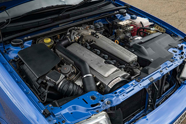 under-bonnet-view-of-audi-rs2-engine_