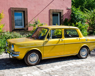 A yellow Simca 1000