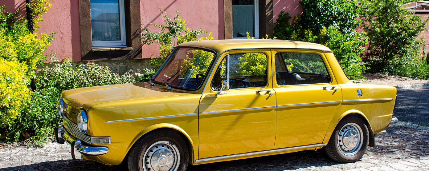 A yellow Simca 1000