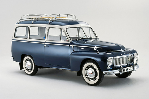 Metallic blue Volvo Duett with white trim