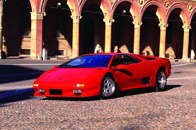 red-lamborghini-diablo-vt-with-piazza-santo-stefano-bologna-arches-backdrop