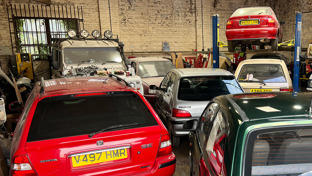 header-cars-tightly-parked-in-a-car-repair-garage