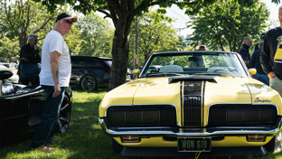 h-yellow-1970-mercury-cougar-black-racing-stripe-down-centre