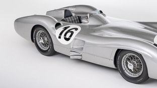 header-monochrome-silver-mercedes-benz-300-slr-w196s-stromlinienwagen