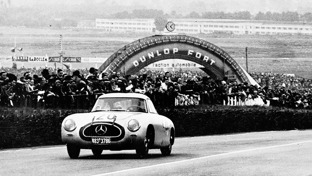 header-monocrome-photo-of-mercedes-benz-300sl-at-lemans